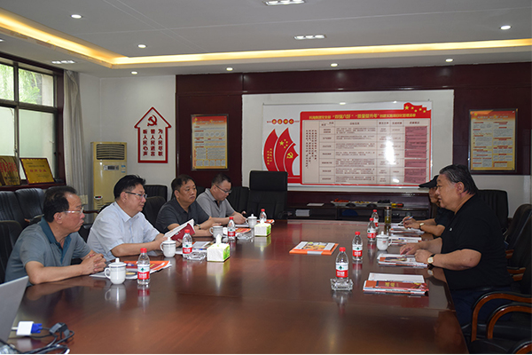 臨汾市市場監(jiān)督管理局局長、非公企業(yè)黨委書記張東紅<br>在科海集團(tuán)調(diào)研非公黨建工作